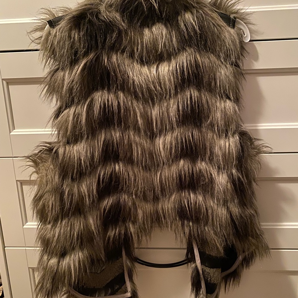Guess faux fur vest size small - Picture 2 of 3